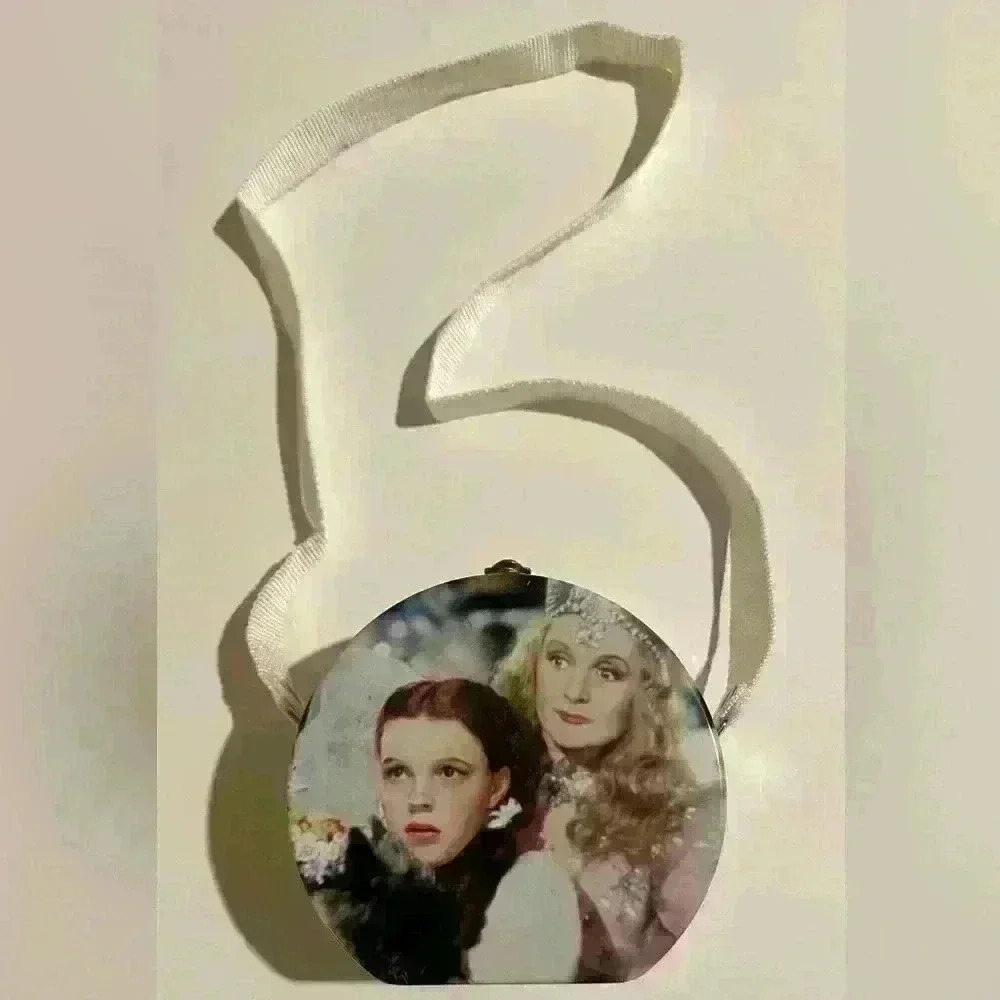 A metal Wizard of Oz lunch tin / purse.